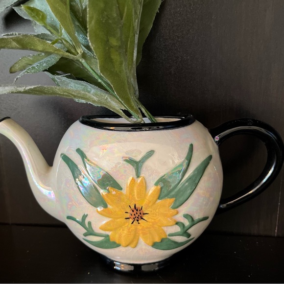 Ceramic Wall Pocket Tea Pot Shape Kitchen Yellow Marigold Daisy Pearl Finish - Picture 3 of 4